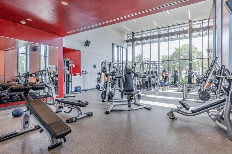 2bd Spacious Retreat Free Parking Gym Near Downtown Apartment