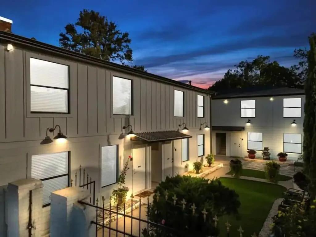 2bd Spacious Retreat Free Parking Gym Near Downtown Apartment Houston